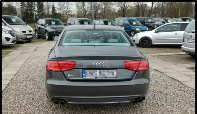 AUDI S8 