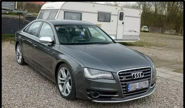AUDI S8 