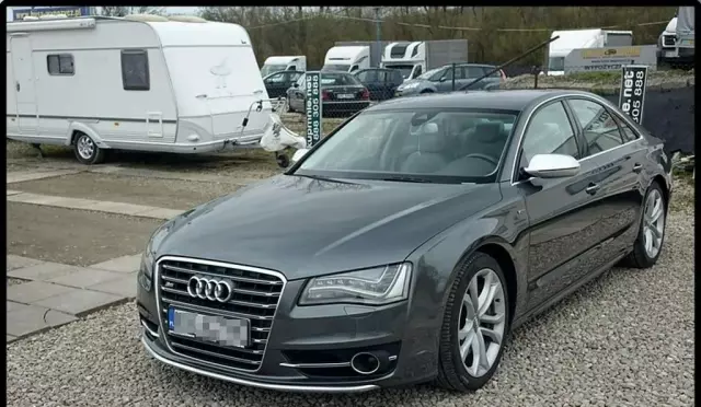 AUDI S8 