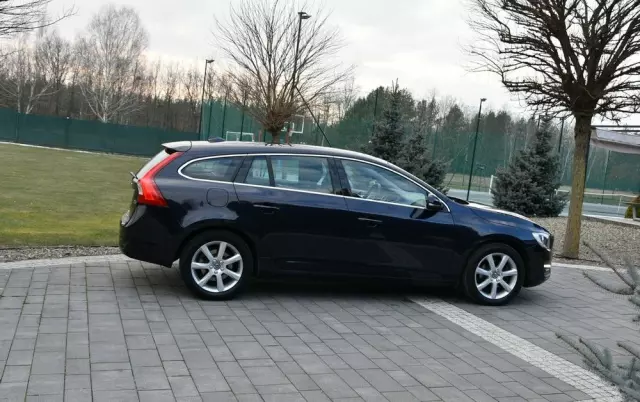 VOLVO V60 