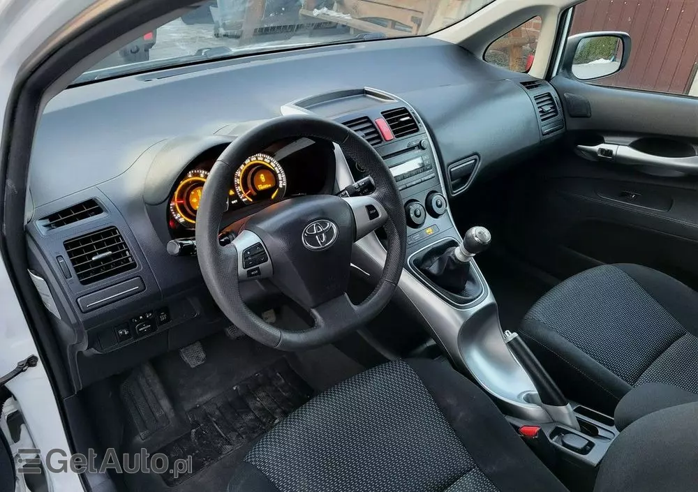 TOYOTA Auris 