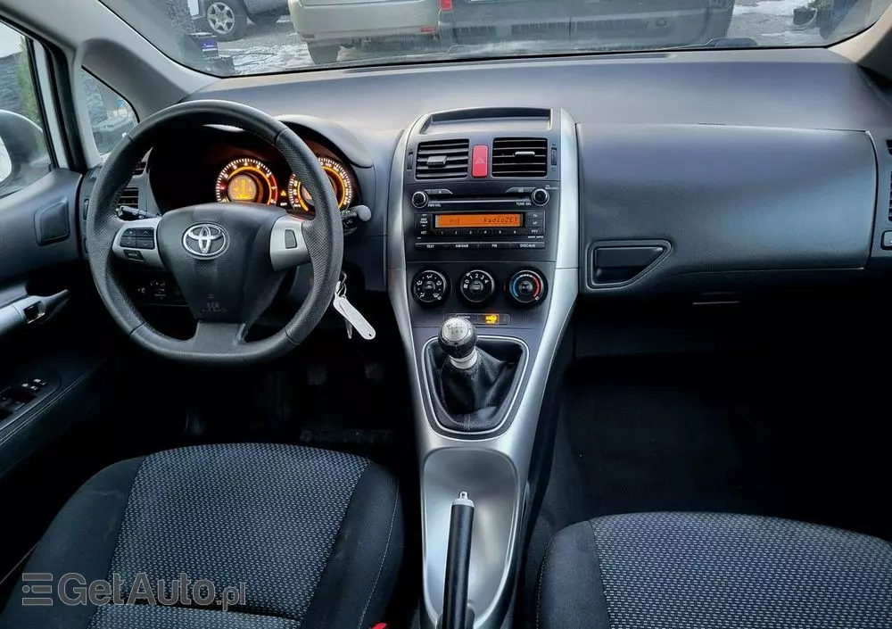 TOYOTA Auris 