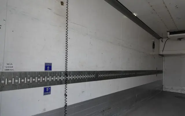 SCHMITZ CARGOBULL PRZYCZEPA  CHŁODNIA / CARIER SUPRA 1250 MT  / WINDA BAR / SAF 