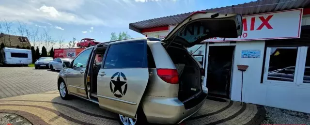 TOYOTA Sienna 
