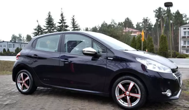 PEUGEOT 208 