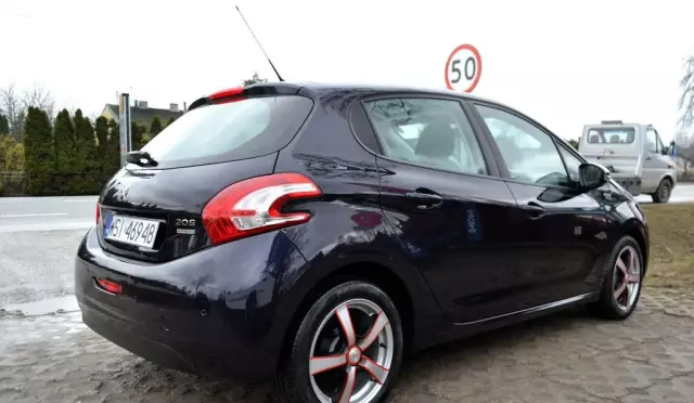 PEUGEOT 208 