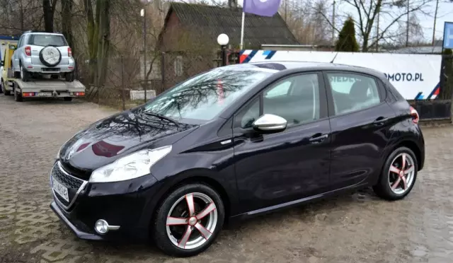 PEUGEOT 208 