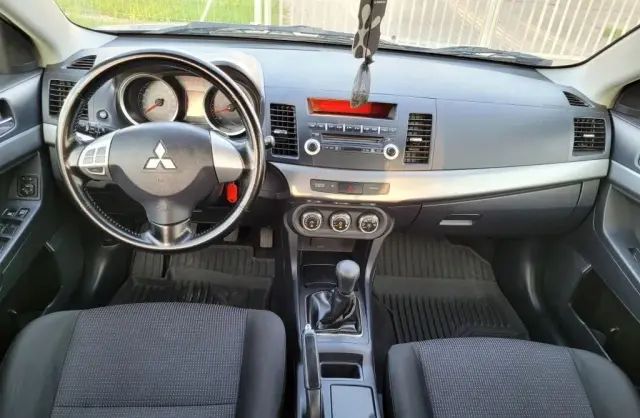 MITSUBISHI Lancer 