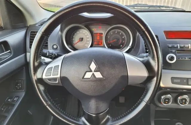 MITSUBISHI Lancer 