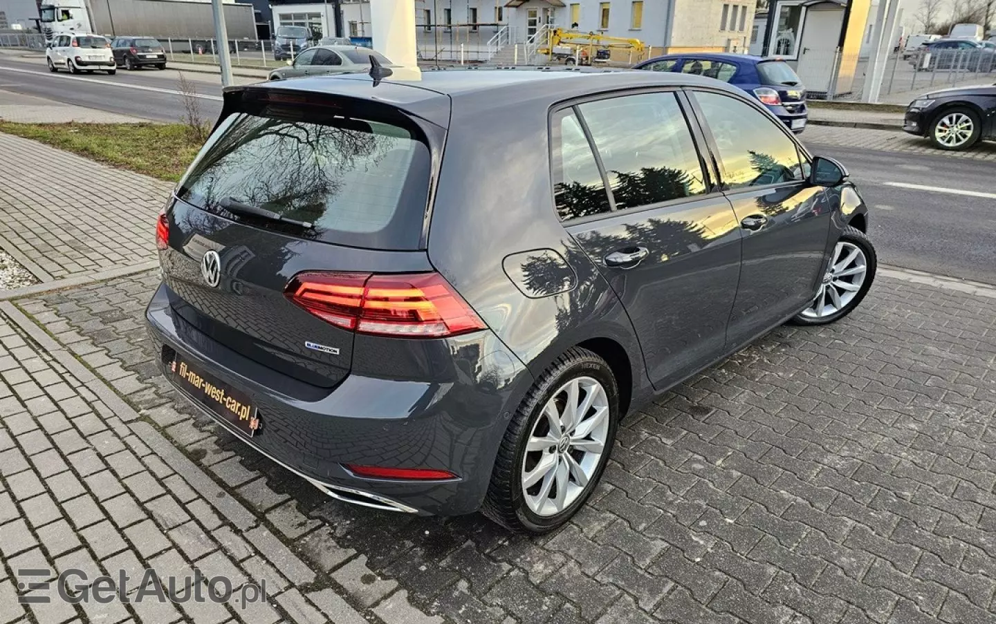 VOLKSWAGEN Golf 