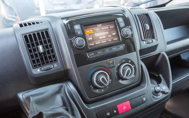 PEUGEOT Boxer L2H2 ŚREDNI 2.2 BlueHDI *PREMIUM* 