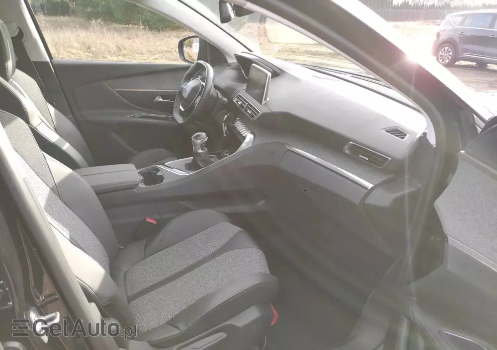 PEUGEOT 3008 1.2 PureTech Allure