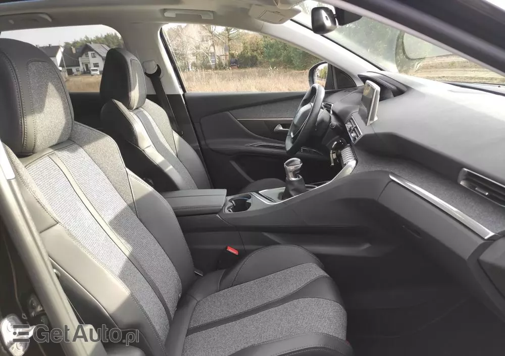 PEUGEOT 3008 1.2 PureTech Allure