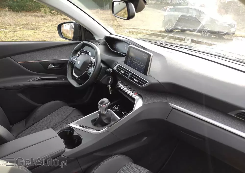 PEUGEOT 3008 1.2 PureTech Allure