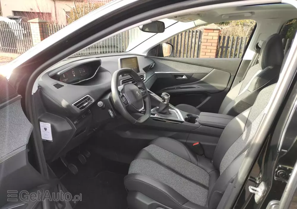 PEUGEOT 3008 1.2 PureTech Allure