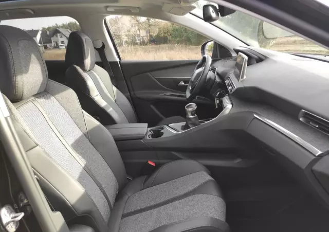 PEUGEOT 3008 1.2 PureTech Allure