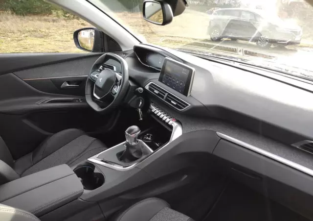 PEUGEOT 3008 1.2 PureTech Allure