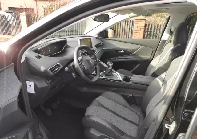 PEUGEOT 3008 1.2 PureTech Allure