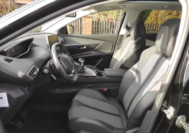 PEUGEOT 3008 1.2 PureTech Allure