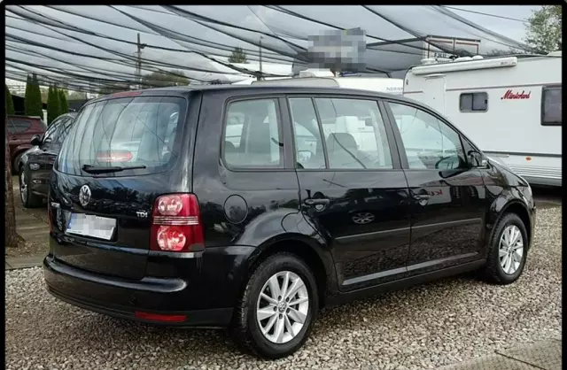 VOLKSWAGEN Touran 