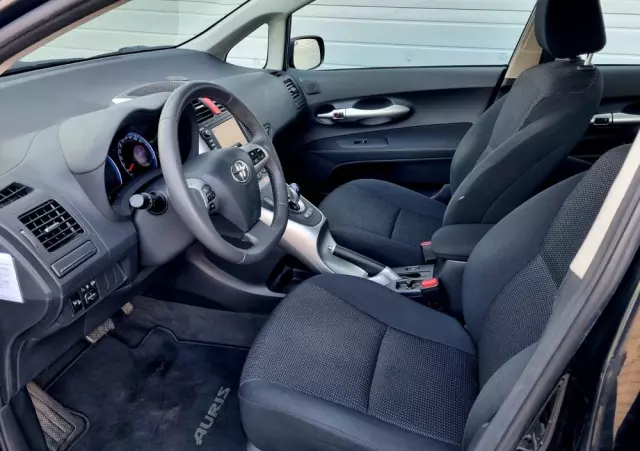 TOYOTA Auris 1.8 HSD Prestige NAVI