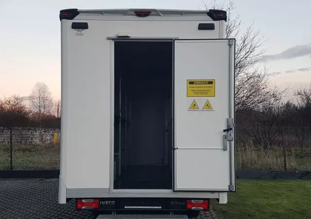 IVECO DAILY KONTENER NISKOPODŁOGOWY 4,43x2,23x2,42 SKLEP KAMPER KONIOWÓZ BAR KLIMA 
