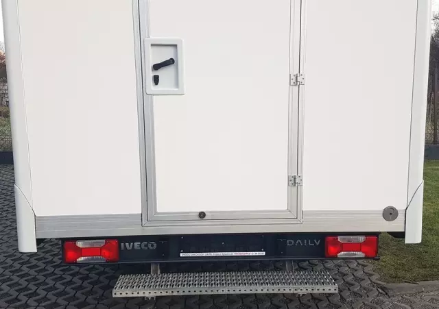 IVECO DAILY KONTENER NISKOPODŁOGOWY 4,43x2,23x2,42 SKLEP KAMPER KONIOWÓZ BAR KLIMA 