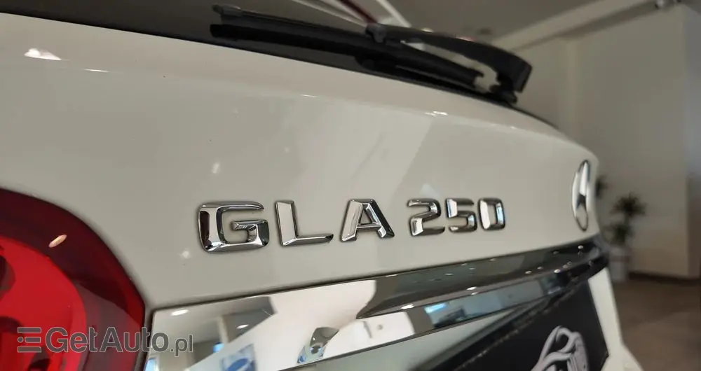 MERCEDES-BENZ GLA 250 4-Matic