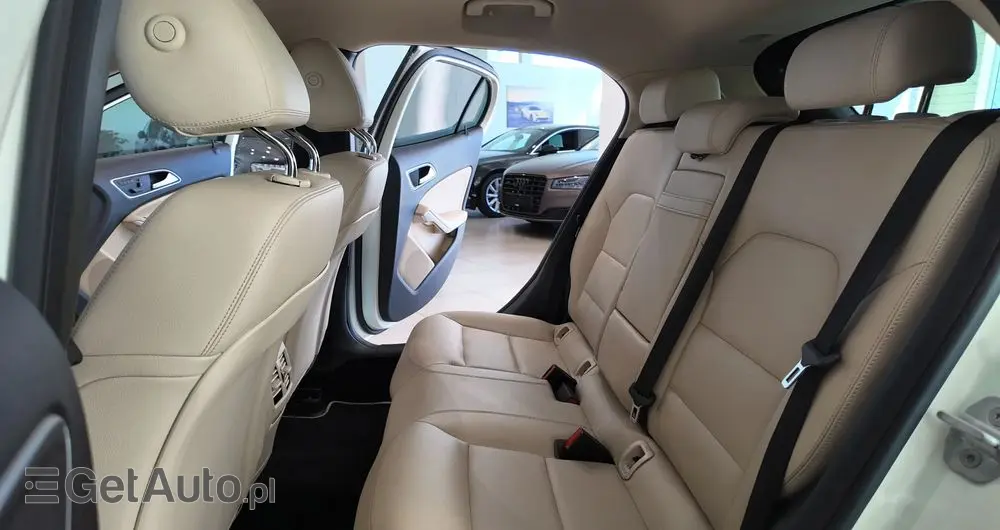 MERCEDES-BENZ GLA 250 4-Matic