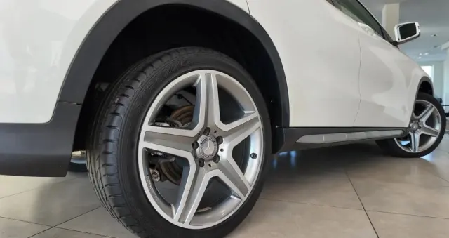 MERCEDES-BENZ GLA 250 4-Matic