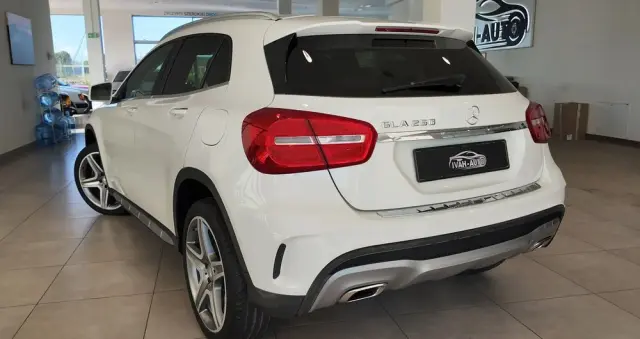 MERCEDES-BENZ GLA 250 4-Matic