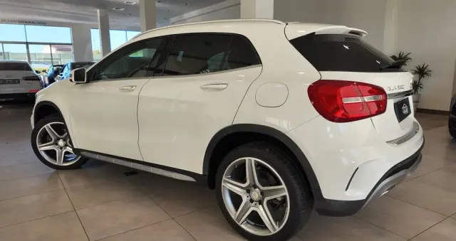 MERCEDES-BENZ GLA 250 4-Matic