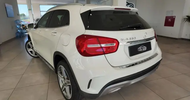 MERCEDES-BENZ GLA 250 4-Matic