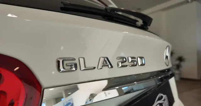 MERCEDES-BENZ GLA 250 4-Matic