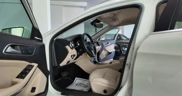 MERCEDES-BENZ GLA 250 4-Matic