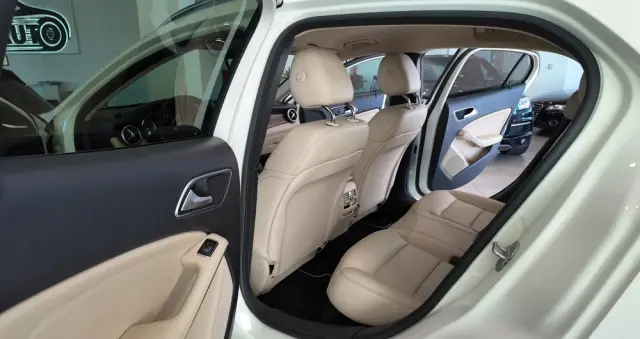 MERCEDES-BENZ GLA 250 4-Matic