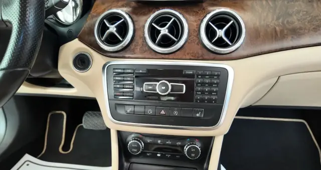 MERCEDES-BENZ GLA 250 4-Matic