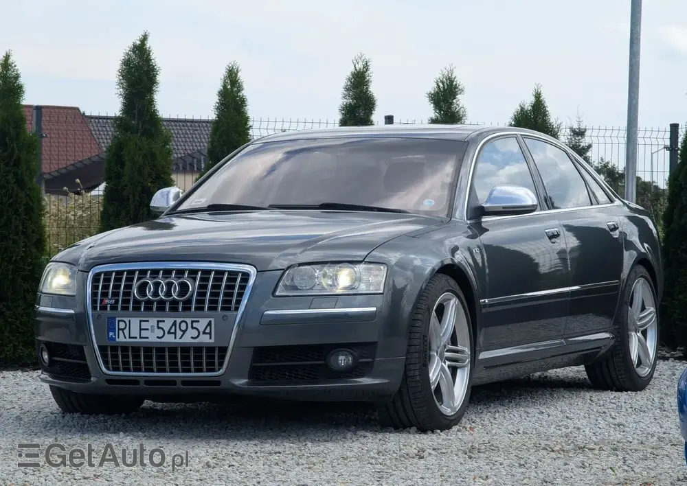 AUDI S8 