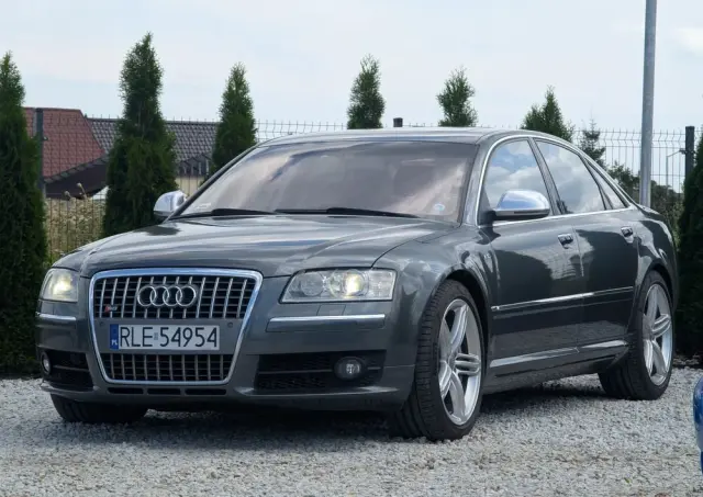 AUDI S8 