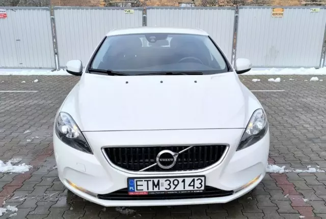 VOLVO V40 