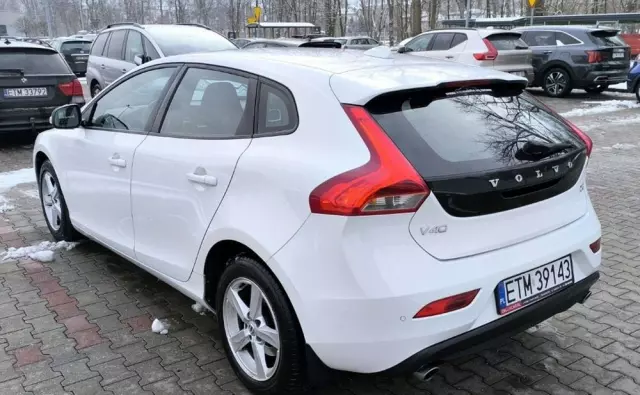 VOLVO V40 