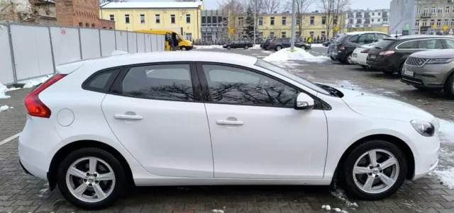 VOLVO V40 