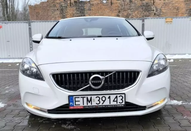VOLVO V40 