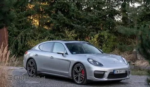 PORSCHE Panamera 