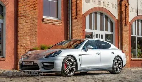 PORSCHE Panamera 