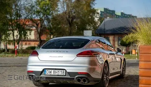 PORSCHE Panamera 