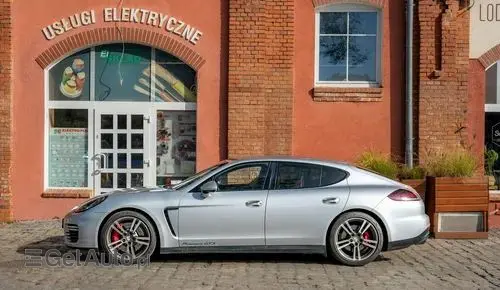 PORSCHE Panamera 
