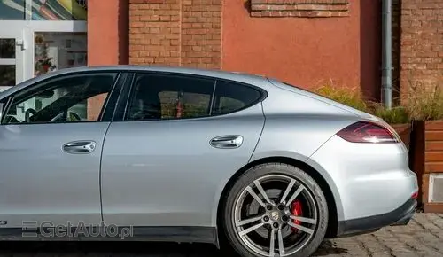 PORSCHE Panamera 