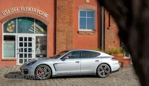 PORSCHE Panamera 