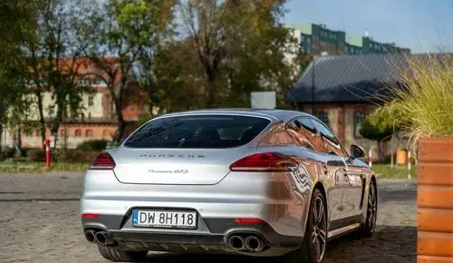 PORSCHE Panamera 